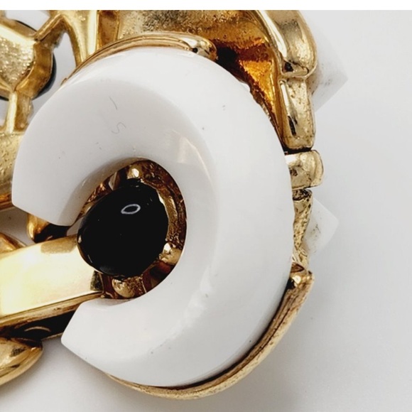 Vintage Crown Trifari Santa Anita White & Black Lucite Link Bracelet & Earrings - Picture 4 of 8